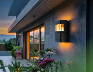 Moderne LED-Außenbeleuchtung an einem Haus für energieeffiziente Lichtlösungen