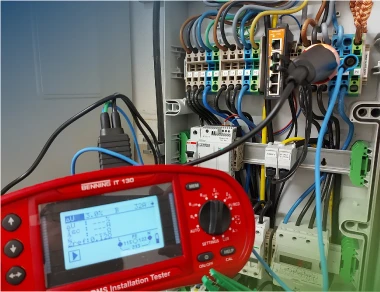Messgerät bei der Prüfung und Wartung einer elektrischen Anlage durch einen Fachbetrieb