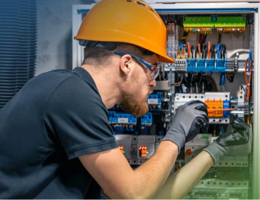 Elektriker bei der Installation eines Schaltschranks für moderne Elektro- und Gebäudetechnik in Alsdorf