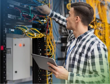 Elektriker installiert Netzwerktechnik und Verkabelung in einem Serverschrank